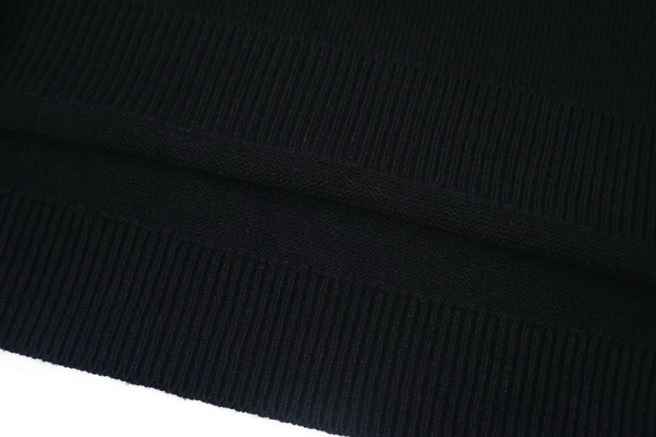 P450 [Exclusive supply] Stone island compass crew neck sweater (black). The original version was purchased for 2,488 and developed. The fabric is made of 80% sheep wool yarn blended with 20% nylon. The overall comfort is more skin-friendly than the original version. The YB upper body is particularly tight. We adjusted the overall feel and skin-friendly feeling based on the original wool yarn quality. It is more comfortable and breathable than the ZP upper body. There is no difference between the stripes and the original version. And it can be done to make the grade full. Supports random detection of wool content to ensure that every piece customers get is of high quality. It also needs to be taken to the tatting factory for secondary processing. The Stone Island armband has straight and delicate overall wiring, comfortable and soft fabrics, and consistent colors with no color difference. It can be matched with the same style to create a fashionable look and control various occasions. Customized accessories, complete with three labels, the same style for men and women. Size:S-M-L-XL
